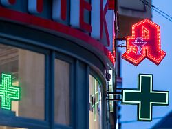 das apotheken logo leuchtet an einer apotheke in berlin