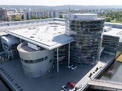 das areal der glaesernen manufaktur von volkswagen aufnahme mit einer drohne