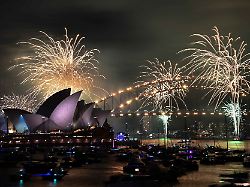 das feuerwerk um 21 uhr ist waehrend der silvesterfeierlichkeiten in sydney zu sehen