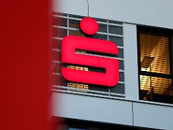 das logo der sparkasse zu sehen an der firmenkundenberatung der sparkasse koelnbonn in koeln ossendorf themenbild symbolbild koeln 17 02
