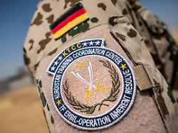 das schulterabzeichen der bundeswehr mission operation inherent resolve des kurdistan training coordination center aufgenommen auf dem truppenuebungsplatz in bnaslawa