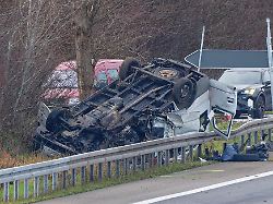 das wrack eines transporters liegt nach einem schwerem unfall am fahrbahnrand der autobahn a44 bei dem schweren verkehrsunfall sind zwei menschen getoetet und vier verletzt worden