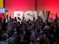 delegierte stimmen auf dem 3 bundesparteitag der partei buendnis sahra wagenknecht ueber einen neuen namen fuer die partei ab in magdeburg hat der 3 bundesparteitag vom bsw begonnen