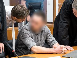 der angeklagte m sitzt im sitzungssaal sein anwalt alexander stevens tauscht sich mit ihm aus es beginnt der prozesses gegen einen ex bundeswehrsoldaten u a wegen verdachts der mehrfachen vergewaltigung