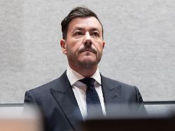 der angeklagte rene benko sitzt zu beginn des prozesses gegen ihn als signa gruender und mitangeklagte wegen des vorwurfs der betruegerischen krida im landesgericht in innsbruck