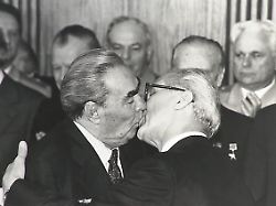 der bruderkuss von 1979 bossus aufnahme von breschnew und honecker bei den feierlichkeiten zum 30 jahrestag der ddr wurde weltweit zum symbolbild
