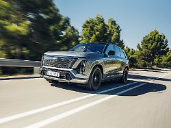 der cadillac vistiq faellt vor allem auf europaeischen strassen auf