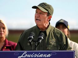 der gouverneur von louisiana jeff landry spricht zu reportern im louisiana state penitentiary