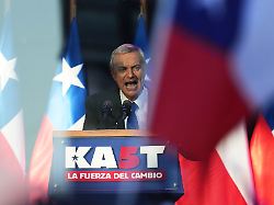 der praesidentschaftskandidat der republikanischen partei jose antonio kast spricht waehrend einer kundgebung vor der stichwahl um das praesidentenamt zu seinen anhaengern