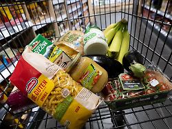 der wocheneinkauf kostet deutlich mehr als frueher wer bei lebensmitteln geld sparen moechte kann aber auf ein paar dinge achten zum beispiel auch mal abends einkaufen gehen