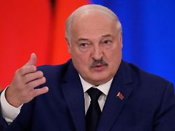 der belarussische machthaber alexander lukaschenko spricht waehrend einer gemeinsamen pressekonferenz mit dem russischen praesidenten putin nach ihren gespraechen im grossen kremlpalast