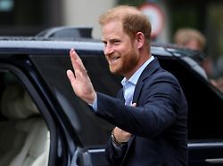 der britische prinz harry herzog von sussex verlaesst das gebaeude des centre for blast injury studies des imperial college london im sir michael uren hub in white city west london nach einem besuch