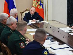 der russische praesident wladimir putin hinten m nimmt an einem treffen mit hochrangigen militaeroffizieren im kreml teil
