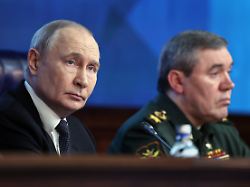 der russische praesident wladimir putin l und der russische generalstabschef general waleri gerassimow nehmen an der jaehrlichen vorstandssitzung des verteidigungsministeriums in moskau teil