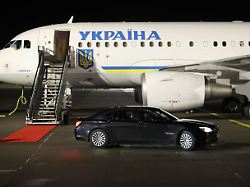 der ukrainische praesident wolodymyr selenskyj und seine frau olena selenska fahren nach der ankunft auf dem dubliner flughafen davon 1