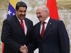 der weissrussische praesident alexander lukaschenko r begruesst am 05 10 2017 in minsk weissrussland den praesidenten von venezuela nicolas maduro