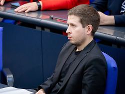 deutscher bundestag 212 plenarsitzung kevin kuehnert spd das letzte mal auf seinem platz im plenum bei der 212 sitzung des deutschen bundestag in berlin 11 02