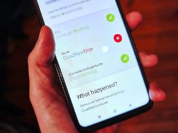 deutschland ein nutzer sieht auf dem smartphone eine stoerungsmeldung von cloudflare