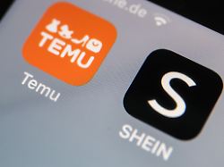 die apps der internethaendler temu und shein sind auf dem display eines smartphones zu sehen 1