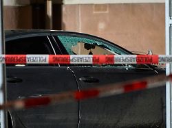 die beifahrerscheibe des unfallfahrers ist kaputt ein mann verletzt mit seinem auto in giessen mehrere menschen die ermittlungen laufen in alle richtungen