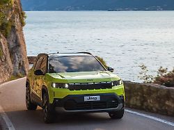 die einsamkeit des langstreckenlaeufers muss nicht sein denn neben einer normreichweite von aktuell 500 kilometern im elektrischen compass gibt es genug platz fuer kind und kegel