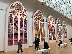 die entwuerfe der umstrittenen neuen notre dame glasfenster der franzoesischen kuenstlerin claire tabouret die im grand palais praesentiert werden