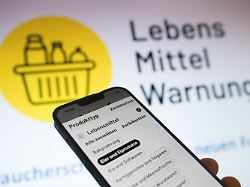 die kategorienauswahl der app lebensmittelwarnung de ist waehrend einer pressekonferenz des bundesamts fuer verbraucherschutz und lebensmittelsicherheit zu sehen