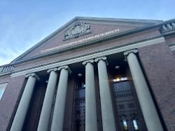 die koeniglich schwedische akademie der wissenschaften auf dem gelaende der universitaet von stockholm gibt traditionell die nobelpreistraeger in den kategorien physik und chemie bekannt