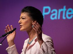 die parteigruenderin sahra wagenknecht haelt ihre letzte rede als parteivorsitzende vor dem bundesparteitag