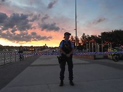die polizei sperrt einen bereich am bondi beach nach einem gemeldeten zwischenfall in sydney ab