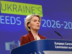 die praesidentin der europaeischen kommission ursula von der leyen spricht waehrend einer pressekonferenz ueber den finanzierungsbedarf der ukraine fuer die jahre 2026 2027 im eu hauptquartier