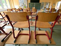 die stuehle stehen auf den tischen in einem klassenraum zu dpa lehrer soll schueler verpruegelt haben rassistisches motiv dpa bildfunk