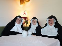 die drei nonnen schwester rita 82 l r schwester regina 86 und schwester bernadette 88 sitzen bei einem interview in einem gasthaus