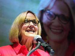 die gewaehlte buergermeisterin von miami eileen higgins spricht auf einer wahlparty nachdem sie die stichwahl um das buergermeisteramt von miami gewonnen hat