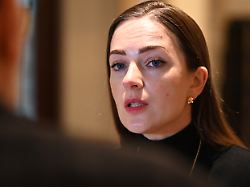 die ukrainische friedensnobelpreistraegerin oleksandra matwijtschuk im gespraech mit der deutschen presse agentur 1