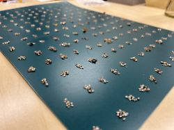 dieses vom zollfahndungsamt frankfurt am main zur verfuegung gestellte foto zeigt zahlreiche rohdiamanten die auf einem tisch liegen damit sie gezaehlt werden koennen