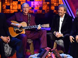 dieses von rtl zur verfuegung gestellte foto zeigt die moderatoren mike krueger 2 v l thomas gottschalk barbara schoeneberger und guenther jauch waehrend der rtl show denn sie wissen nicht was passiert