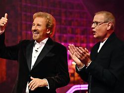 dieses von rtl zur verfuegung gestellte foto zeigt die moderatoren thomas gottschalk l und guenther jauch waehrend der rtl show denn sie wissen nicht was passiert 2