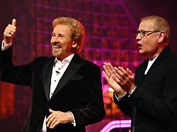 dieses von rtl zur verfuegung gestellte foto zeigt die moderatoren thomas gottschalk l und guenther jauch waehrend der rtl show denn sie wissen nicht was passiert