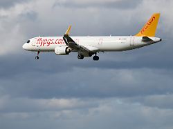 ein airbus a321neo von pegasus airlines landet auf dem frankfurter flughafen standort spotterpunkt zeppelinheim am frankfurter flughafen fraport 23 10