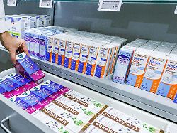 ein apotheker greift in der kaufpark apotheke in ahrensfelde nach erkaeltungspraeparaten