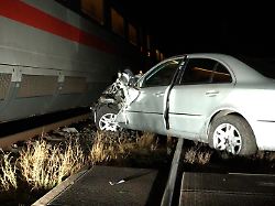 ein auto wurde von einem ice an einem bahnuebergang erfasst der fahrer soll versucht haben eine halbschranke zu umfahren er konnte noch aussteigen wurde aber verletzt