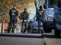 ein beamter der polizei haelt eine sonde in der hand nach zahlreichen hinweisen bei aktenzeichen xy durchsucht die polizei erneut mehrere objekte in reimershagen und im nachbarort rum kogel