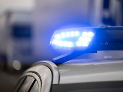 ein blaulicht blinkt waehrend eines fototermins mit der deutschen presse agentur dpa an der deutsch franzoesischen grenze an einem einsatzfahrzeug der bundespolizei 1