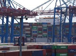 ein containerschiff wird am container terminal tollerort im hamburger hafen be und entladen 1