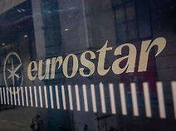 ein eurostar zug ist am bahnhof gare du nord in paris zu sehen der verkehr im eurotunnel ist durch ein problem mit der stromversorgung stark beeintraechtigt