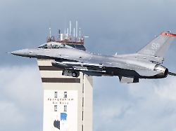 ein f 16 kampfjet der us airforce hebt von der airbase in spangdahlem ab
