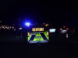 ein fahrzeug der polizei sperrt eine fahrspur auf der autobahn 1 aufgrund der glaette gab es mehrere unfaelle