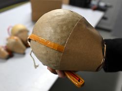 ein feuerwerker haelt eine kugelbombe fuer professionelles feuerwerk in der hand