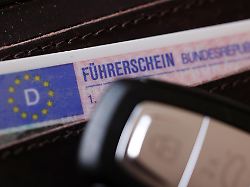 ein fuehrerschein fuehrerschein der bundesrepublik deutschland in einem portmonnaie mit einem autoschluessel autoschluessel fuehrerschein fuehrerschein am 27 11 2025 in siegen deutschland